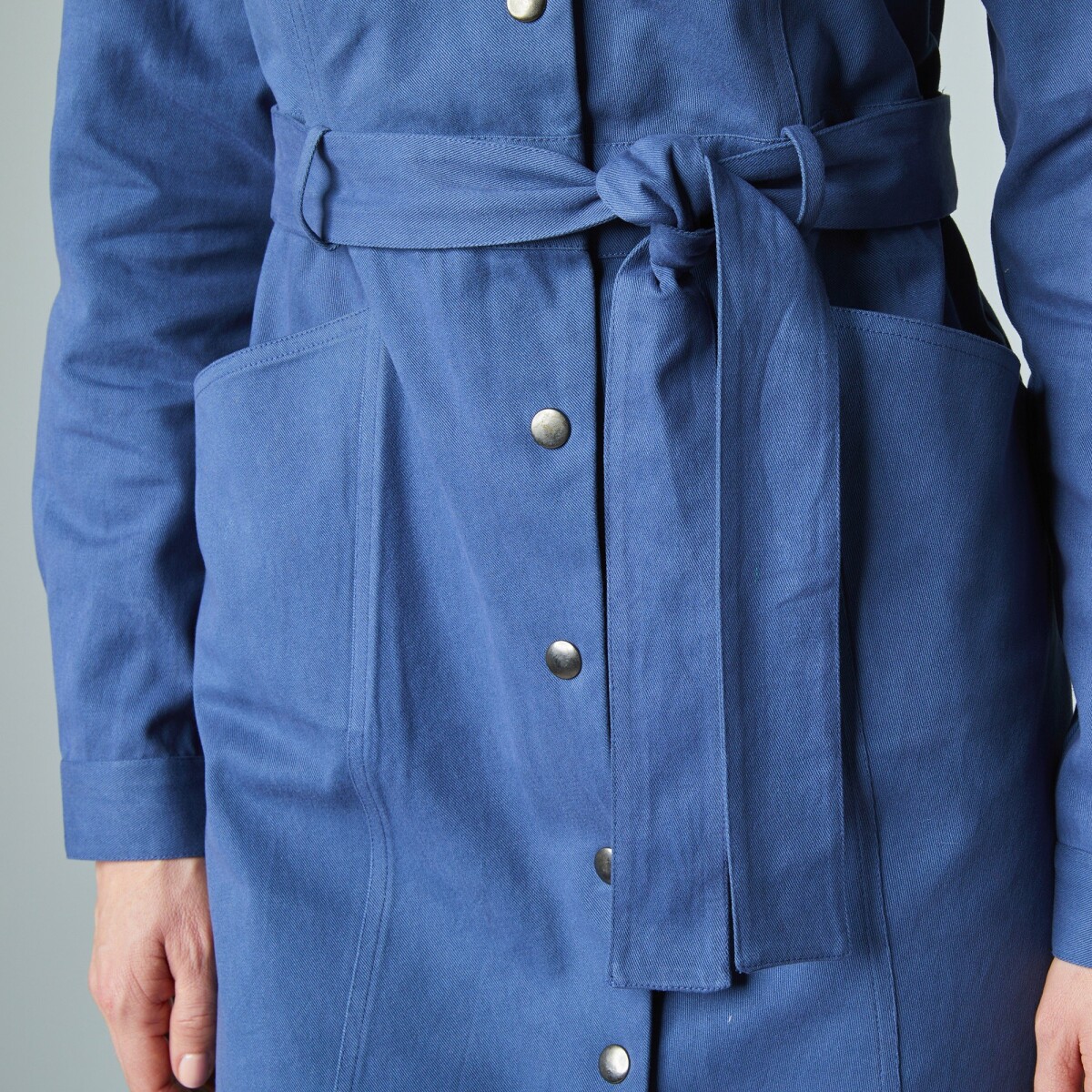 Blancheporte Košeľové safari šaty so spínačkovou légou modrá džínsová 46