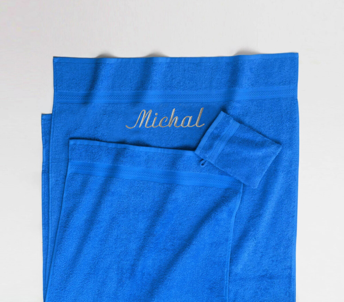 Blancheporte Froté ručník zn. Colombine s výšivkou na přání (12 znaků včetně mezer) tmavě modrá osuška 90 x 150 cm